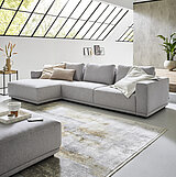 Ecksofa (Vorschlag 2B, 90266), bestehend aus Longchair klein, Armlehne links, inkl. 1 Rückenkissen und Rolle ca. 80 x 45 x 18 cm, Anreihsofa 2,5-sitzig, Armlehne rechts, inkl. 2 Rückenkissen mit Rollen ca. 80 x 45 x 18 cm, Stoff Simply Clean light grey (PG 8, 94 % Polyester, 6 % Nylon), Sitzausführung Kaltschaum, Füße Gleiter, ca. 166 x 316, H 60/78, SH 41, T 103/119, ST 62/75 cm. Zubehör: 2 x Holzrahmen schwarz, lackiert, Sitzvorzug motorisch, 1 x Flatterkissen medium (77130), ca. B 75, T 75 cm