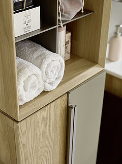 Detail Hänge-Beimöbel links mit Hänge-Regal 810707, Wildeiche massiv / Colorglas titan, Griffleiste Metall Lack titan