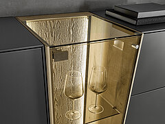 Trevio: Detail Highboard 6181A, ca. B 181, H 119, T 41 cm, Kerneiche massiv Umato / Birke massiv, Lack anthrazit / Riffholz, Kerneiche massiv Umato