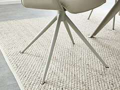 Detail Stativgestell in Sonderfarbton Silk Grey (RAL 7044), Stuhl NEVIO (V1766) mit schmalen Armlehnen, teilvolumige Polsterung, Leder Tendens LD2331 Latte (PG1), Stativgestell Metall, pulverbeschichtet Silk Grey (RAL 7044), ca. B 60, H 95, SH 50, AH 65 – 66, T 63, ST 42 cm, Zubehör: Gestell 360° drehbar ohne Rückholfunktion, Sonderfarbton (RAL 7044)