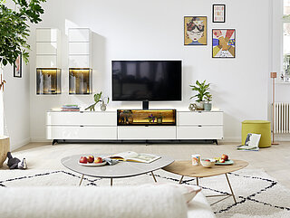 Vorschlag Sideboard 823-14-20-80-3R-0, Lack weiß (PG 2) / Eiche massiv, gebürstet, ca. B 302, H 53, T 42 cm. Zubehör: Fußgestell schwarz (0730S), LED-Beleuchtung Oberboden (644...N), LED-Beleuchtung Oberboden Glasaufsatz (660...N), LED-Beleuchtung Oberboden (656...N), LED-Ambientebeleuchtung (905...N), TV-Halterung schwenkbar (695...30100), Trafo mit Fernbedienung (640)