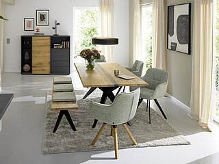 Esstisch (6353-75-082), Massivholzplatte Charakter-Eiche mit schwarz transparenter Epoxidharzfüllung, Single-Fuge feingeschliffen, Oberfläche lackiert, Trapezprofil, Gestell Eisen schwarz, ca. L 220, B 100, H 77 cm