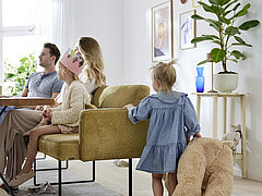 Sitzbank MR 4010 (4111-85984) mit 1 niedrigen Armlehne (1) links, Leder Vicenza pistachio (PG J), Kufengestell (1134) Metall, schwarz matt, ca. B 130, H 85, SH 50, T 69, ST 48 cm. Zubehör: Nierenkissen (75600), Leder Vicenza pistachio (PG J), ca. 70 x 25 cm