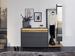 Commode 556791 met 4 lades, bovenste lade met gekloofd hout, ca. B 115, H 91, D 49 cm, kast 556707 rechts (optioneel links) met spiegel, ca. B 63, H 195, D 43 cm in lak grafiet/afwerking wildeiken massief geborsteld met gekloofd hout