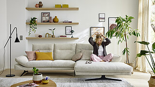 Ecksofa (Vorschlag 1A) mit Sitztiefenverstellung bestehend aus Anreihsofa groß, Seitenteil links (NL70L), Longchair rechts (KL10R), Stoff (SK20, z.B. S75/44 ivory, 61 % Polyacryl, 36 % Rolefin, 3 % Polyester), Metallkufe (FT9) in M99 schwarz, matt, ca. 322 x 165, H 93 cm. Zubehör: Kopfstützenverstellungen (KV1, KV2), Seitenteilverstellung für NL70L (SV1), Seitenteilverstellung für KL10R (SV1)