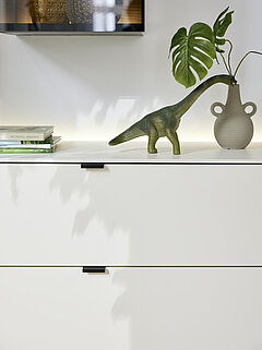 Detail Vorschlag Sideboard 823-14-20-80-3R-0, Lack weiß (PG 2) / Eiche massiv, gebürstet, ca. B 302, H 53, T 42 cm. Zubehör: Fußgestell schwarz (0730S), LED-Beleuchtung Oberboden (644...N), LED-Beleuchtung Oberboden Glasaufsatz (660...N), LED-Beleuchtung Oberboden (656...N), LED-Ambientebeleuchtung (905...N), TV-Halterung schwenkbar (695...30100), Trafo mit Fernbedienung (640)