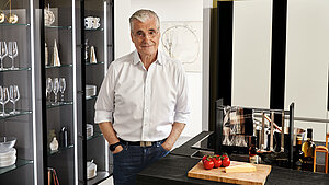 Küche MR3300
Küchenzeile ca. B 365 cm; Glasschränke ca. B 300 cm; Kochinsel mit Gewürzkasten/Kräutergarten und Ansetztisch in APL-Farbe 7680 Kristall weiß, ca. 400 x 120 cm
Fronten 550* Stone Samtlack mit Appl. 902* Schwarz Naturleder; Korpus 586* Stone; Sockel 550* Stone, Höhe 10 cm; APL-Dekor 7583 Cortina Eiche schwarz; Griff LG-E Linea (M) Edelstahl; Glasschränke Vollglastür SG schwarz, Glas 990 schwarz getönt; Korpus 550 Weiß; Sockel 244 Schwarz hochglänzend, Höhe 10 cm*Auslauf 2018(Einbaugeräte von Küchen Quelle)