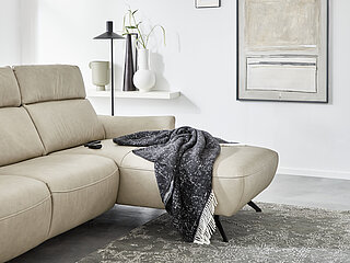 Musterring Heimtextilien: Ecksofa, bestehend aus Anreihsofa 2,5-sitzig (LKV), Canape (CanGXRKV), Leder Cloudy pearl (PG 60), Metallfuß schwarz, Schenkelmaß ca. 275 x 177, H 98/114, SH 46, ST 56 cm, Optionale Funktionen: motorische Kopfpolsterverstellung (KVMo)Canape motorisch (CanMoLi)Wall Away (WAS1) motorische Sitz- und Rückenverstellungverstellbare Armlehnen (LAL)