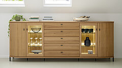 Sideboard 66800 mit Füßen, Kernbuche massiv (PG 1), Rückwand Lack seidengrau – Deepline, Griff und Füße anthrazit, ca. B 270, H 104, T 49 cm Zubehör: 2er-Set LED-Strahler (8943), 2 x 2er-Set indirekte Glasbodenbeleuchtung (93992), 2 x Deepline bis 3R (94473), 5-Kanal-Funkefernbedienung (91197), 3-Kanal-Funkempfänger (91199)