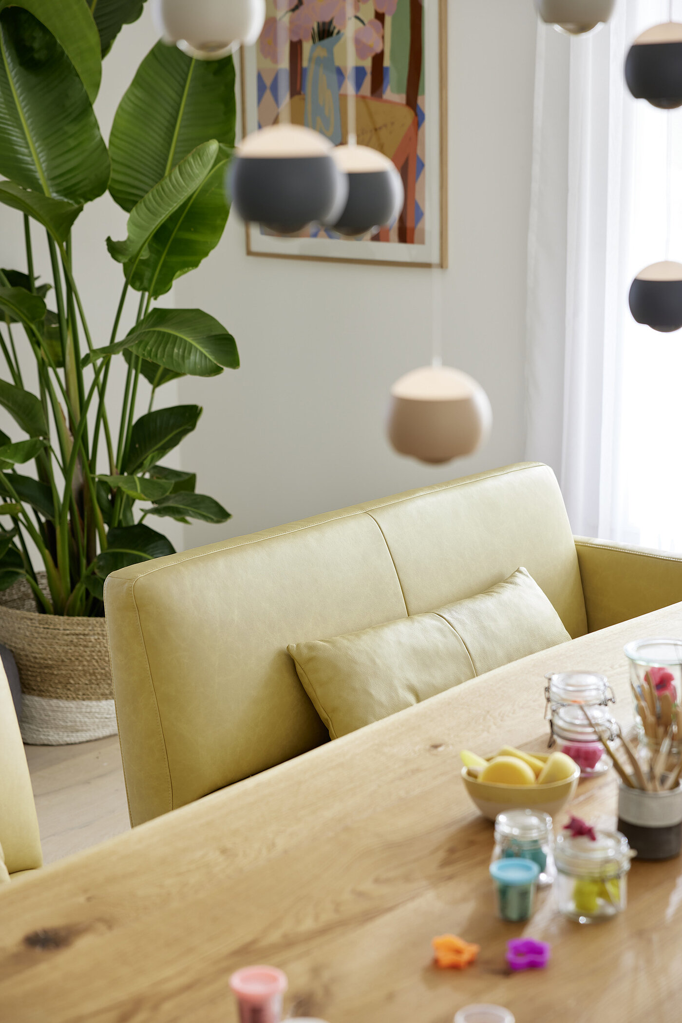 Esszimmer MR4010 / T4010 Esstisch in Fb. Eiche und Bank in Fb. Gelb von Musterring Detailbild von Esstisch MR4010 in Eiche und Bank T4010 in Gelb von Musterring