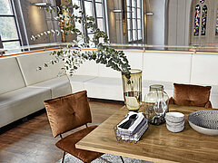 Esszimmer Nova: Detail Esstisch, Esstisch 551 (abgeschrägte Tischkante)Gestell: Metall, pulverbeschichtet in A 13 midnight brown, Platte: Nussbaum N01 naturfarben geölt