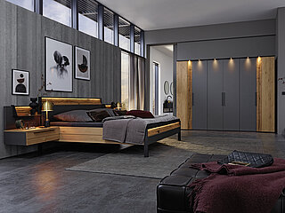 in lak grafiet/afwerking massief wild eiken geborsteld en gelakt 1 met gekloofd hout 2 voorstel 556001: Draaideurkast, 6-deurs, 2 kofferdeuren in afwerking 1 en 2, ca. B 299, H 222, D 67 cm, ligbed met houten hoofdbord met afwerking 2 en voetbord met afwerking 2, houten hoofdbord en voetbord met metalen elementen, ca 180 x 200 cm, 2 zwevende nachtkastjes met afwerking 1, links en rechts, ca. B 65, H 22, D 45 cm