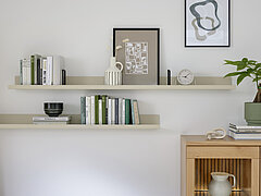 Detail Wohnwand Vorschlag 66798, Kernbuche massiv (PG 1), Rückwand Lack seidengrau – Deepline, Metall Wandbord in Lack seidengrau, ca. B 330, H 218, T 58 cm Zubehör: 2 x 1er-Set LED-Strahler (8942), 4er-Set LED-Strahler (8945), 4er-Set indirekte Glasbodenbeleuchtung (94004), 2er-Set indirekte Glasbodenbeleuchtung (93992), Montageplatte für WB (94855), Montageplatte für WB (94857), Deepline bis 5R (94475), Deepline bis 3R (94473), 5-Kanal-Funkfernbedienung (91197), 3-Kanal-Funkempfänger (91199)