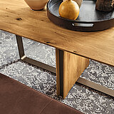 Detail / T 2050: Dining table 7883-79-080, character oak, oiled, metal brackets, powder-coated in bronze