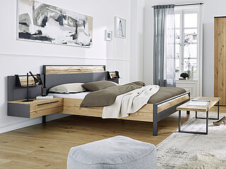 Voorstel 556001: Draaideurkast 6-deurs, 1e + 6e kofferdeur eiken met gekloofd hout, 4 deuren in het lak grafiet, ca. B 298,6, H 222,3, D 66,5 cm, ligbed met gekloofd afwerking met hoofd- en voetbord, hoofdbordhoogte: ca. 99,5 cm, bedzijdehoogte, ca. 46 cm, ca. 180 x 200 cm, 2 zwevende nachtkastjes met elk 1 lade, elk ca. B 65, H 21,8, D 45 in lak grafiet/afwerking massief geborsteld met gekloofd hout