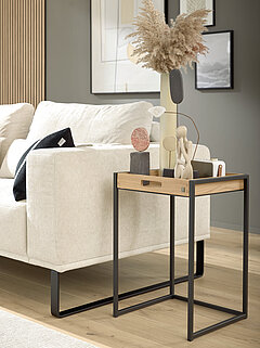 JustB! PM100: Hersteller: VenjakobProgramm: JustB! CT100Beistelltisch M101-1875, Tablett lose aufgelegt (Boden furniert) , mit 2 Grifflöchern und Zinkung, Wildeiche hell massiv, geölt, Gestell Metall anthrazit matt, ca. 38 x 38, H 58 cm