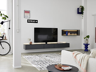 Ausführung: Mattglas grau (PG 5)
bestehend aus:
Anbauelement 010-16-78-01-00-1,
Mittelement, ca. B 62, H 24, T 42 cm,
Anbauelement 010-16-78-02-00-1,
Hängeschrank 145-00-00-78-00-1,
ca. B 113, H 36, T 30 cm, inkl. LED-Beleuchtung und Funkfernbedienung, Griffe: push to open, ca. B 259, H 127, T 42 cm