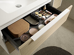 Badezimmer Riana: Waschtischunterschrank (W01018F80 oder W02018F80), 2 Auszüge, Griffleiste weiß matt, Korpus Weiß-Matt-Touch, Front Tropea-Eiche-Nachbildung, Querstruktur (PG 1), ca. B 79, H 48, T 48 cm, Waschtisch Duratek-Granit (BME018F80002) weiß matt, inkl. Armaturbohrung und integriertem Überlauf, ca. B 81, H 1, T 49 cm