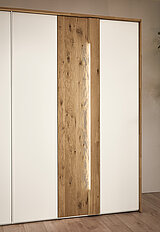 Kleiderschrank Jovanna mit LED-Holztürbeleuchtung in Lack weiß, Absetzung Wildeiche massiv von Musterring