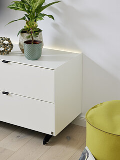 Detail Vorschlag Sideboard 823-14-20-80-3R-0, Lack weiß (PG 2) / Eiche massiv, gebürstet, ca. B 302, H 53, T 42 cm. Zubehör: Fußgestell schwarz (0730S), LED-Beleuchtung Oberboden (644...N), LED-Beleuchtung Oberboden Glasaufsatz (660...N), LED-Beleuchtung Oberboden (656...N), LED-Ambientebeleuchtung (905...N), TV-Halterung schwenkbar (695...30100), Trafo mit Fernbedienung (640)