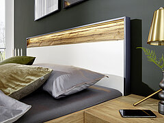 Bedhoofdbord in lak wit / afwerking massief geborsteld met gekloofd hout met led-hoofdbordverlichting