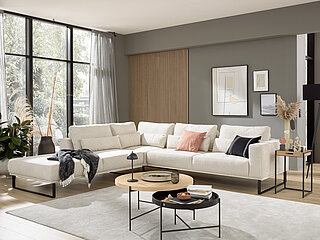 JustB! PM100: Ecksofa (90114) bestehend aus Anreihelement 1,5-sitzig mit festem Hocker links, Spitzecke klein, Anreihsofa 3-sitzig, Armlehne rechts, in Stoff (PG 8, z. B. Stoff Yelda natur, 85 % Polyester, 15 % Viskose), Metallkufe schwarz matt (260), ca. 290 x 308, H 67/88, SH 47, T 107/123, ST 62/96 cm, 3 x Nierenkissen groß (75640) ca. 84 x 25 x 11 cm 118,– €, 2 x Nierenkissen (75634) ca. 56 x 25 x 11 cm