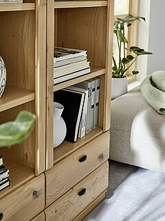 Korpusregal 66618, Front Asteiche massiv, Korpus Asteiche furniert, Griff schwarz, ca. B 120, H 218, T 39 cm