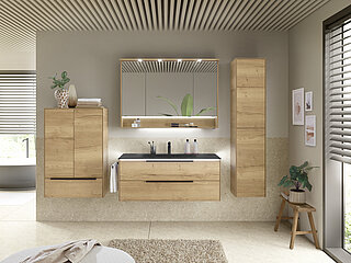 Badezimmer Riana: Vorschlag 10, Korpus und Front Halifax-Eiche-Nachbildung, Querstruktur (PG 2), Griffleiste schwarz matt, Gesamtmaß ca. B 121, H 200, T 49 cm, bestehend aus Waschtisch Duratek-Granit (BME018F12011) schwarz matt, inkl. Armaturbohrung und integriertem Überlauf, ca. B 121, H 1, T 49 cm, Waschtischunterschrank (W01018F12) inkl. umlaufender Fugenbeleuchtung mit Bewegungsmelder, LEDplus-fähig (Kalt-, Neutral- oder Warmlicht schaltbar und dimmbar, 20 Watt), 2 Auszüge, ca. B 119, H 48, T 48 cm, Spiegelschrank (SEEE02512) 3-türig, einfach verspiegelt, 3 Griffe Chrom glänzend, unten 1 offenes Fach inkl. LEDplus-Beleuchtung (9 Watt), ca. B 123, H 85, T 17 cmZubehör: Kranz (ZKB03VS14E) inkl. 4 LEDplus-Strahlern (je 2 Watt) schwarz matt, ca. B 124, H 1, T 27 cm, Griffset (ZDVSPSG2, 3 Stück) für Spiegelschrank, schwarz matt, LED-Waschplatzbeleuchtung (ZWP00265E, 3,2 Watt), ca. B 65 cm, LEDplus-Sensorschalter (ZCS005E) für Spiegelschrank, LEDplus-Sensorschalter (ZCS008E) für Waschtischunterschrank, Kosmetikeinsatz (ZKEFA343C) 2-teilig, Waschtischarmatur (ZEHM37) schwarz matt, Handtuchhalter (ZHH00832) für Korpusmontage, schwarz matt, ca. L 33 cm