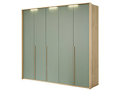 Drehtürenschrank, 6-türig, (98300) in Balkeneiche furniert, Absetzung Lack Jungle Green, 3 Griffstangen in Eiche massiv, ca. B 299, H 229, T 60 cm. Zubehör: Passepartout ohne Beleuchtung (903004); 3er-Set LED-Stabbeleuchtung (90353).