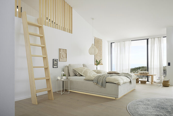 Polsterbett JustB! SC200 in Stoff Beige von Musterring JustB! SC200: Polsterbett (2495-88-5000) in Stoff AURORA, Farbe: beige Nr. 02 (100 % Polyester), ca. B 196, H 90 (zzgl. Kissen), T 216 cm, Liegefläche ca. 180 x 200 cm, BSH 45 cm, Kopfteil glatt, belüfteter Bettkasten (Multilochung) und seitlich klappbarer Federholzrahmen, 28 Leisten mit 5-facher Härtegradverstellung, mit Mittelgurt und 5-facher Kopfteil-Rasterverstellung, inkl. Stoffhusse. Zubehör: 2er-Set Rückenkissen (2499-99-5000), LED-Beleuchtung (warmweiß) unter dem Bettkasten (2506-00-5000), 2 x 90 x 200 cm Matratzenset TTFK H2 und/oder H3 (3196-99-5000).