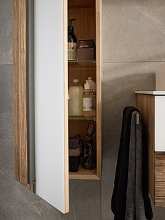 Hänge-Beimöbel 810851 links, Korpus Wildeiche massiv lackiert, Front Colorglas weiß / Absetzung Spaltholz Altholz-Eiche, lackiert