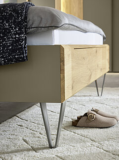 Schlafzimmer Jovanna: Detailbil vom Fußteil in Lack Titan