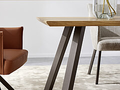 Detail Schweizer Kante, Esstisch (L2447), Platte Wildeiche massiv geölt, 4 cm, außen Schweizer Kante, innen echte Baumkante mit Harzfüllung farblos matt, leicht transparent, Gestell pulverbeschichtet marron (BP 404), ca. L 260, B 100, H 75 cm