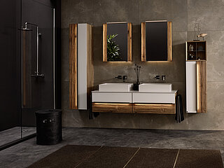 VZ-Vorschlag 810004, Korpus Wildeiche massiv lackiert, Front Colorglas weiß / Absetzung Spaltholz Altholz-Eiche, lackiert, ca. B 162,4, H 200, T 50 cm, best. aus: Waschtisch-Hängeschrank 810167 mit 2 Auszügen, ca. B 160,4, H 38,4, T 50,0 cm, Waschtisch 810311 mit 2 Aufsatzbecken Mineralstein weiß, freistehend (je B 60, H 12,5, T 36 cm), ca. B 162,4, H 1,6, T 50,0 cm, 2 x Spiegelschrank (links 810046, rechts 810047) mit Spaltholz, seitlich LED-Beleuchtung mit Kippschalter zum Schalten der Lichtfarbe und Doppelsteckdose, ca. B 62,0, H 77, T 20 cm,
Zubehör (Aufpreis): 2 x LED-Spiegelaufsatzbeleuchtung 810925, 2 x LED-Waschplatzbeleuchtung 810937, 2 x LED-Griffbeleuchtung 810911 für WT-Hängeschrank, Sensorschalter 810942 mit Dimmfunktion für LED-Griffbeleuchtung, 2 x Innenschubkasten oben 810101, ca. B 76, H 10, T 35 cm, 2 x Handtuchhalter 810901 Lack titan für Korpusmontage, ca. L 45 cm