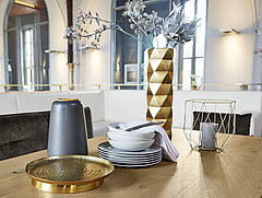 Esszimmer Pinero: Detail Esstisch 557Platte: Wildeiche W 25 rustical rough matt, offene Äste