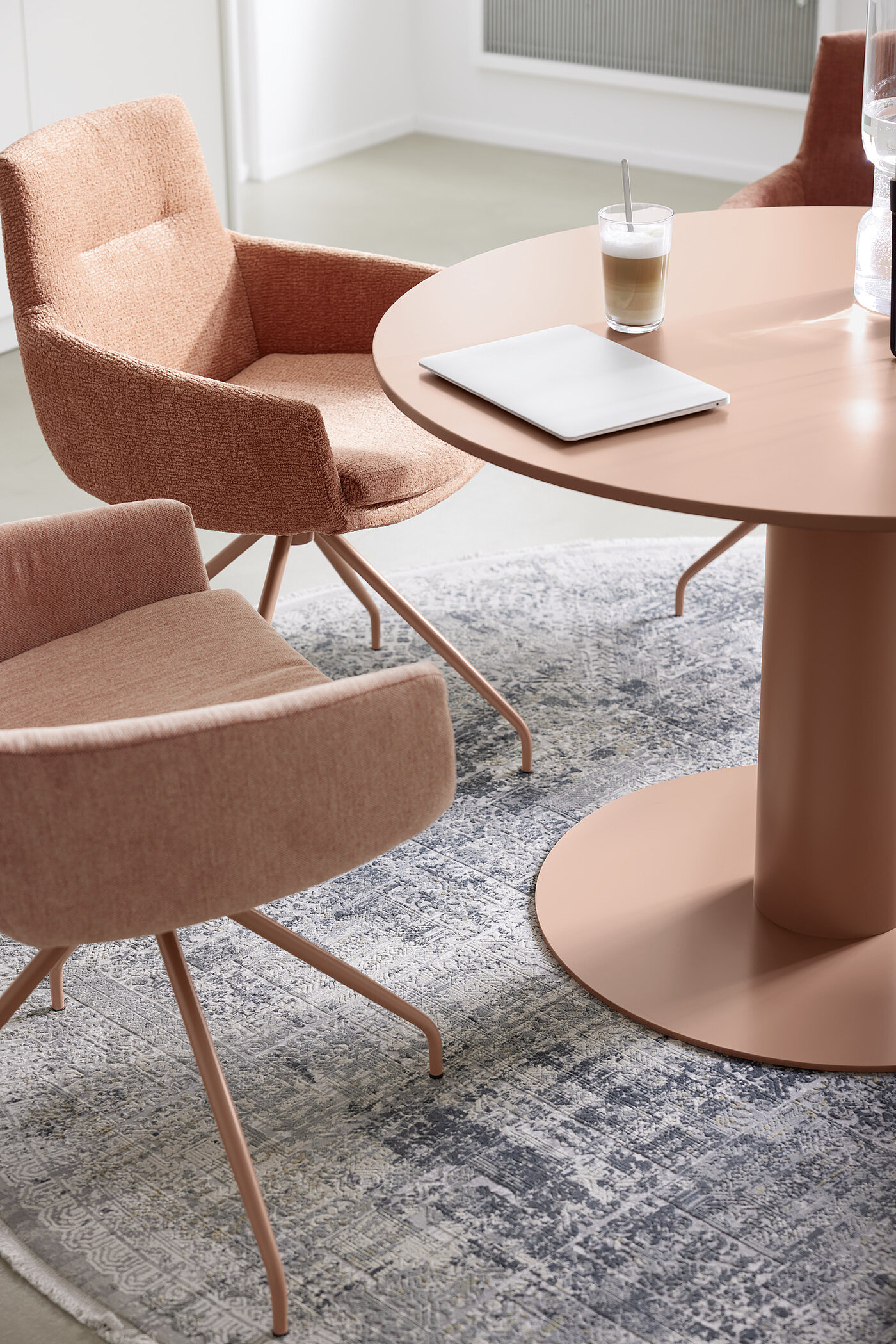 MR11702_006_MR4010_Print - 15.jpg Stuhl MR 4010 (4011-85202) mit Armlehnen, Stoff JAB ANSTOETZ (JAB 0), vorne 07062 (100 % Polyester), hinten 06062 (100 % Polyester), Spinnenfuß (1238), 360° drehbar, Metall, rosewood lackiert, ca. B 61, H 85, AH 67, SH 51, T 64, ST 45 cm