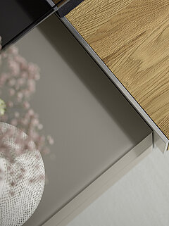 Sideboard Vorschlag 821-16-75-80-3L-1, Mattglas fango (PG 5) / Eiche massiv, gebürstet, ca. B 262, H 53, T 42 cm. Zubehör: Hängebeschlag (1), 3 x Klappe mit Push-to-open (PUSH), 3 x Schubkasten mit Push-to-open (PUSH), LED-Band für Oberboden (645), LED-Band für Oberboden (656), Soundbarhaube schwarz (680-00-00-3-0-00-0), TV-Halterung schwenkbar (685), Trafo und Fernbedienung (640)