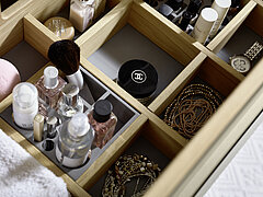 Schubkasteneinsatz groß 810964, Eiche massiv lackiert, ca. B 51, H 7, T 36 cm, mit Kosmetikmetalleinsätzen grob 810959 und fein 810958 in Lack grau