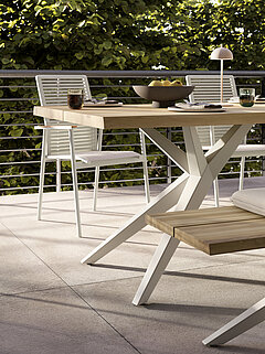 Gartenmoebel Freilicht Detail Tischgestell, Tisch Dänemark (G799-101-061), Gestell Edelstahl pulverbeschichtet ivory, Platte Teak massiv gebürstet mit Baumkante 40 mm, ca. L 220, B 95, H 76 cm