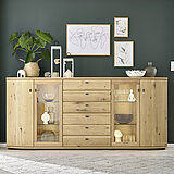 Sideboard (66655), Asteiche (PG 2), Griffe anthrazit (Z2), ca. B 255, H 113, T 39 cm. Zubehör: 2 x Indirekte Korpusbeleuchtung (92468), Funkfernbedienung (1757)