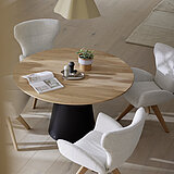 Esstisch rund (JB63-48-130), Massivholzplatte Eiche, satin gebeizt, matt lackiert, Facettenprofil, Metallgestell Kegelsäule, Lack schwarz, ca. Ø 130, H 76 cm