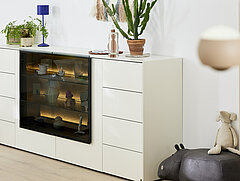 Detail Sideboard 092-16-20-80-00-0, Lack weiß (PG 2) / Eiche massiv, gebürstet, ca. B 212, H 92, T 42 cm. Zubehör: LED-Ambientebeleuchtung (903...N), Trafo mit Fernbedienung (640)