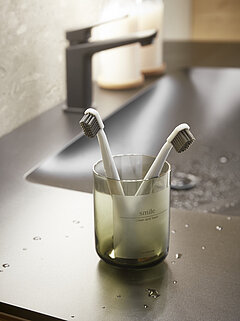 Badezimmer Riana: Waschtisch Duratek-Granit (BME018F12011) schwarz matt, inkl. Armaturbohrung und integriertem Überlauf, ca. B 121, H 1, T 49 cmZubehör: Waschtischarmatur (ZEHM37) schwarz matt