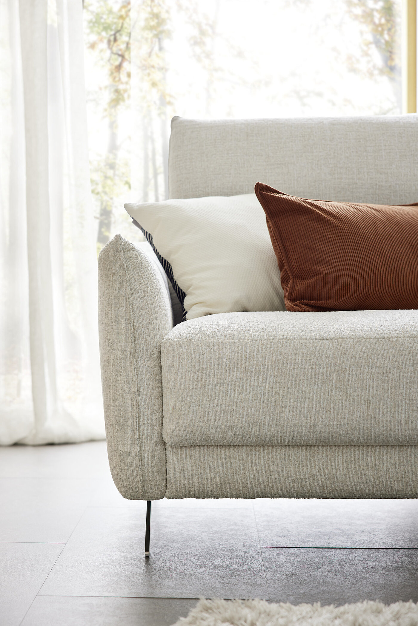 MR11676_002_MR9440_MR9445_Print - 15.jpg Sofa (CC180), Stoff (PG 0, z.B. JAB 05070, 96 % Polyester, 4 % Viskose), Sitzkomfort Dynaspring, Sitzhöhe M, ca. 180 x 100, H 100, SH 46, ST 66 cm. Zubehör: 2 x Kufe 03BR brushed, 2 x E=ELEGANT, manuelle Verstellung der Kopfstütze