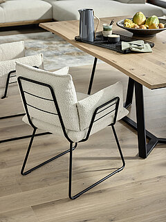 Esstisch Pinero: (557) mit Auszugsfunktion, Massivholzplatte Wildeiche geölt, naturfarben (W01), mit Naturbaumkante, Metallgestell pulverbeschichtet schwarz (A01), ca. L 200/300, B 100, H 77 cm