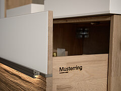 Detail Waschtisch-Hängeschrank 810167, Front Colorglas weiß / Absetzung Spaltholz Altholz-Eiche, lackiert, Waschtisch 810311 und 2 Aufsatzbecken Mineralstein weiß