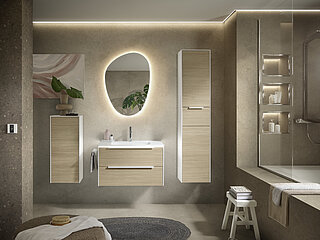 Badezimmer Riana: VZ-Vorschlag 2, Korpus Weiß-Matt-Touch, Front Tropea-Eiche-Nachbildung, Querstruktur (PG 1), Griffleiste weiß matt, Gesamtmaß ca. B 81, H 210, T 49 cm, bestehend aus Waschtisch Duratek-Granit (BME018F80002) weiß matt, inkl. Armaturbohrung und integriertem Überlauf, ca. B 81, H 1, T 49 cm, Waschtischunterschrank (W01018F80) inkl. umlaufender Fugenbeleuchtung mit Bewegungsmelder, LEDplus-fähig (Kalt-, Neutral- oder Warmlicht schaltbar und dimmbar, 16,2 Watt), 2 Auszüge, ca. B 79, H 48, T 48 cm, Funktionsspiegel (FELL10170) mit umlaufender indirekter LEDplus-Beleuchtung (Kalt-, Neutral- oder Warmlicht schaltbar und dimmbar, 12,5 Watt) inkl. Touchschalter, ca. B 70, H 98, T 3 cmZubehör: LEDplus-Sensorschalter (ZCS008E) für Waschtischunterschrank, Kosmetikeinsatz (ZKEFA343C) 2-teilig, Waschtischarmatur (ZEHM40) Chrom glänzend, Handtuchhalter (ZHH016W32) für Korpusmontage, weiß matt, ca. L 33 cm