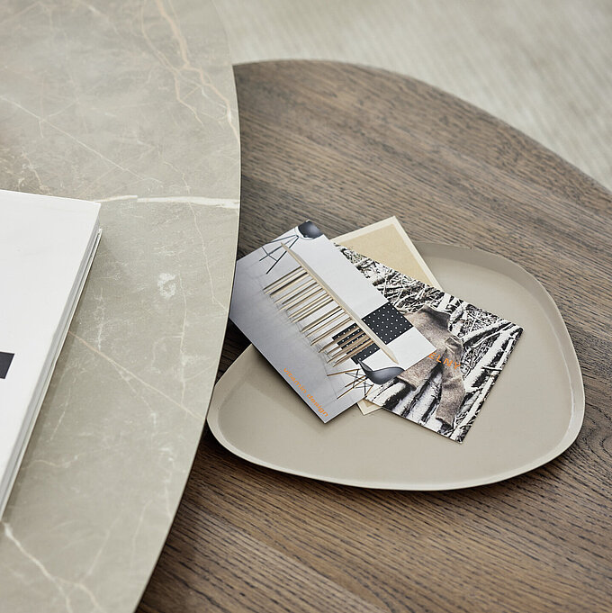 MR11492_13_Nara_Mood_Online - 15.jpg Couchtisch Shell LH, Platte HPL Marmor Lugano Light (S63070 FG), Metallgestell Silk Grey (RAL 7044), ca. L 86, B 82, H 44 cm, Zubehör: Metallgestell in Sonderfarbe
Couchtisch Pebble MN, Platte Eiche natur, Metallgestell Silk Grey (RAL 7044), ca. L 72, B 63, H 37 cm, Zubehör: Platte, Oberfläche in Lack "Moro", Metallgestell in Sonderfarbe