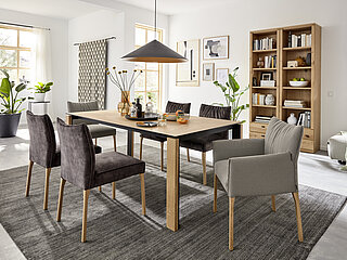 Esstisch (353) mit Auszugsfunktion, Platte und Klappeinlage Furnier in Mosaikoptik, Eiche naturfarben matt lackiert (E11), Kante schwarz, Gestell Eiche matt lackiert (E11) / Metall pulverbeschichtet schwarz, ca. L 200/300, B 100, H 76 cm