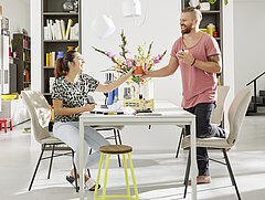 Esstisch 94408 mit Wandauflage und Auszugsfunktion, Lack brillantgrau (PG 2), ca. L 180, B 95, H 75 cm